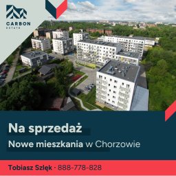 Tobiasz Szlęk - Agent nieruchomości - Kompleks nowych, białych budynków wielorodzinnych w Chorzowie, widziany z lotu ptaka, z logo Carbon Estate i napisem 'Na sprzedaż'.