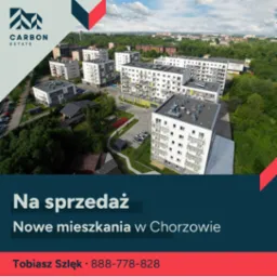 Kompleks nowych, białych budynk&oacute;w wielorodzinnych w Chorzowie, widziany z lotu ptaka, z logo Carbon Estate i napisem 'Na sprzedaż'.