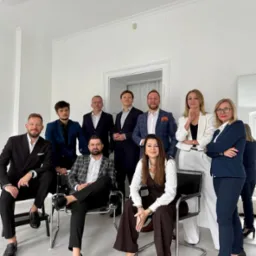 Cały nasz zespół jest do dyspozycji.