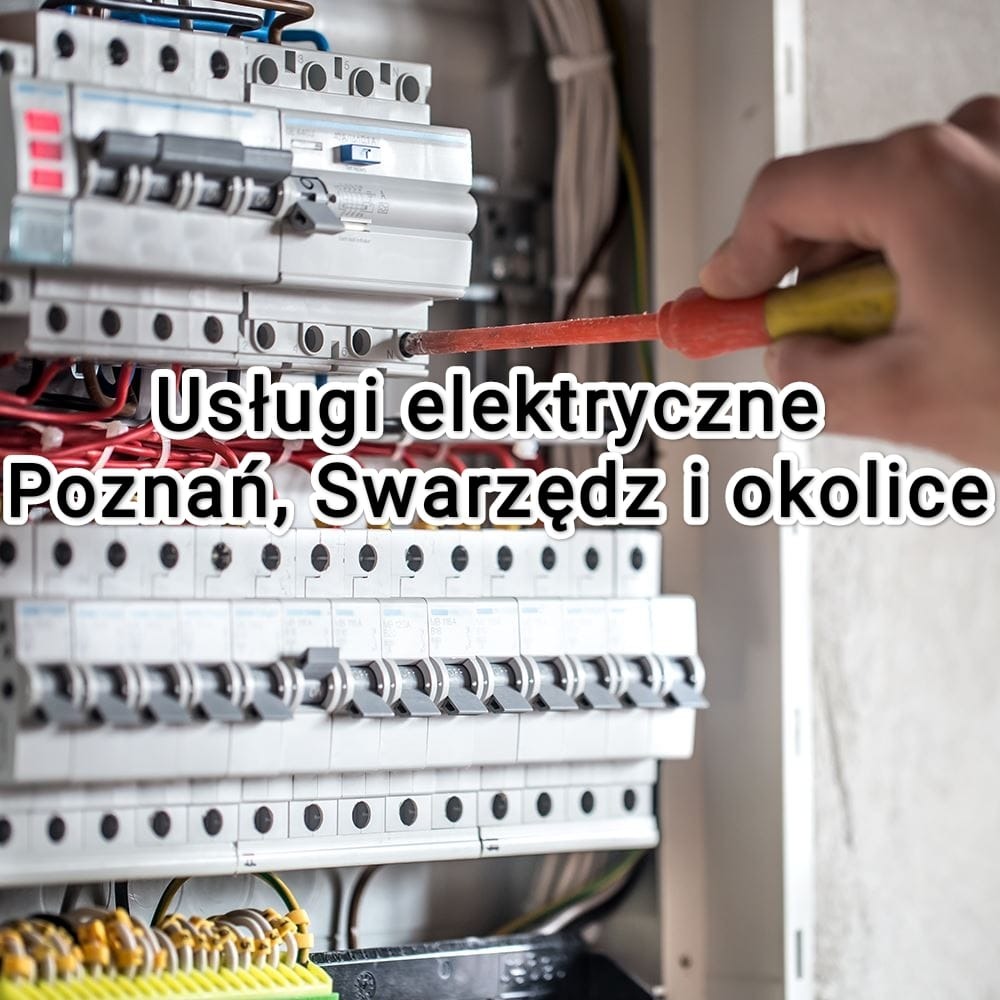 Elektryk używa śrubokręta do pracy przy skrzynce z bezpiecznikami. Widoczne przewody i wyłączniki. Ujęcie z bliska, skupione na detalu.
