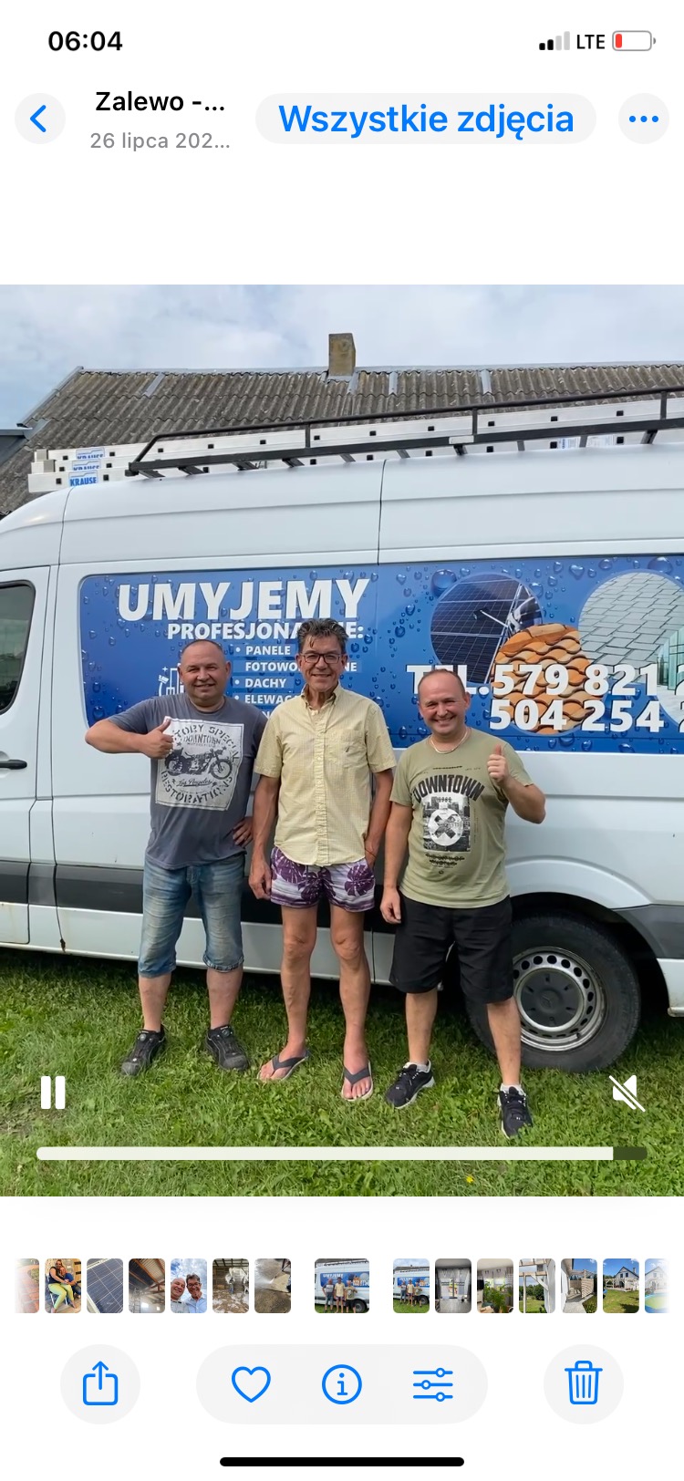 Trzech mężczyzn pozuje przed busem z napisem 'Umyjemy Profesjonalnie: Panele, Fotowoltaika, Dachy, Elewacje'. Na dachu busa widoczna drabina.
