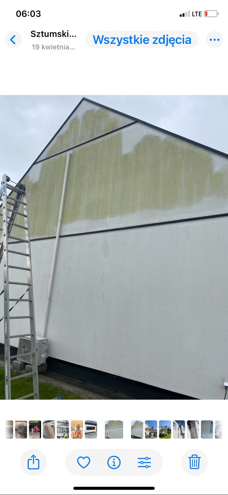 Elewacja domu w trakcie czyszczenia, widoczna drabina i fragment ściany z nałożonym preparatem, ukazujący różnicę przed i w trakcie zabiegu.