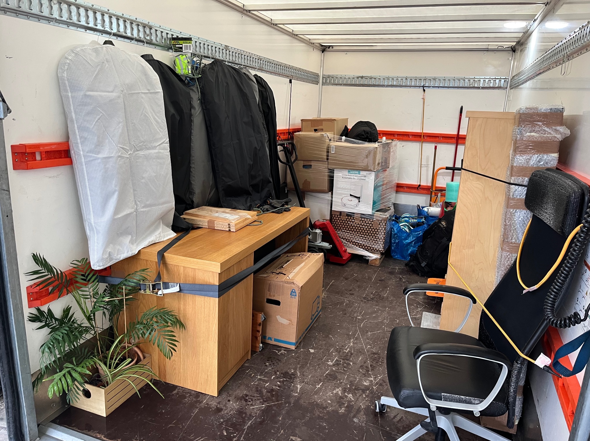 Odpowiednie załadowanie i rozplanowanie miejsca z zabezpieczeniem gwarantuje sukces w transporcie czy przeprowadzce!