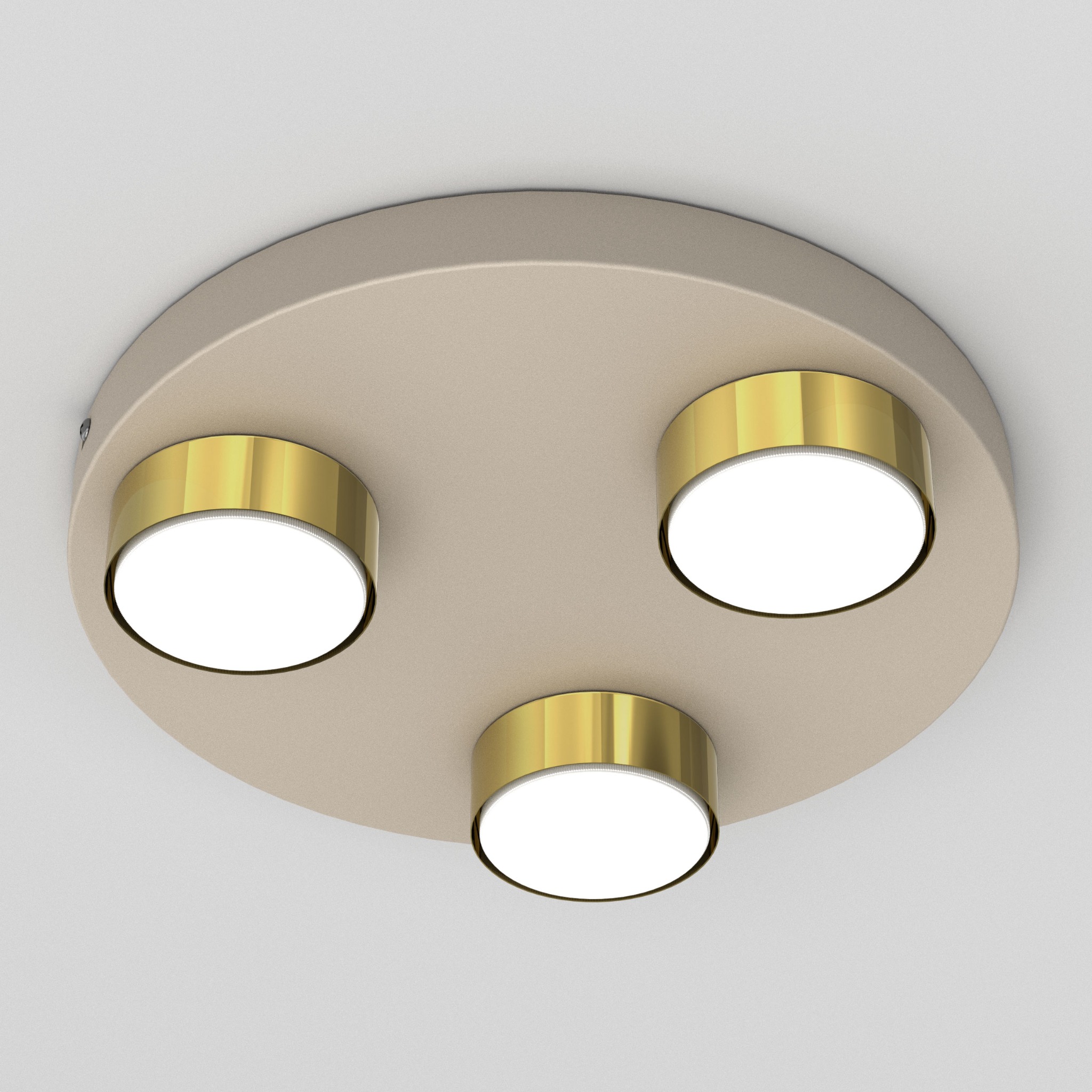 Beżowa lampa sufitowa z trzema złotymi oprawami i okrągłymi, białymi kloszami, zamontowana na białym suficie. Minimalistyczny design, równomierne rozmieszczenie punktów świetlnych.