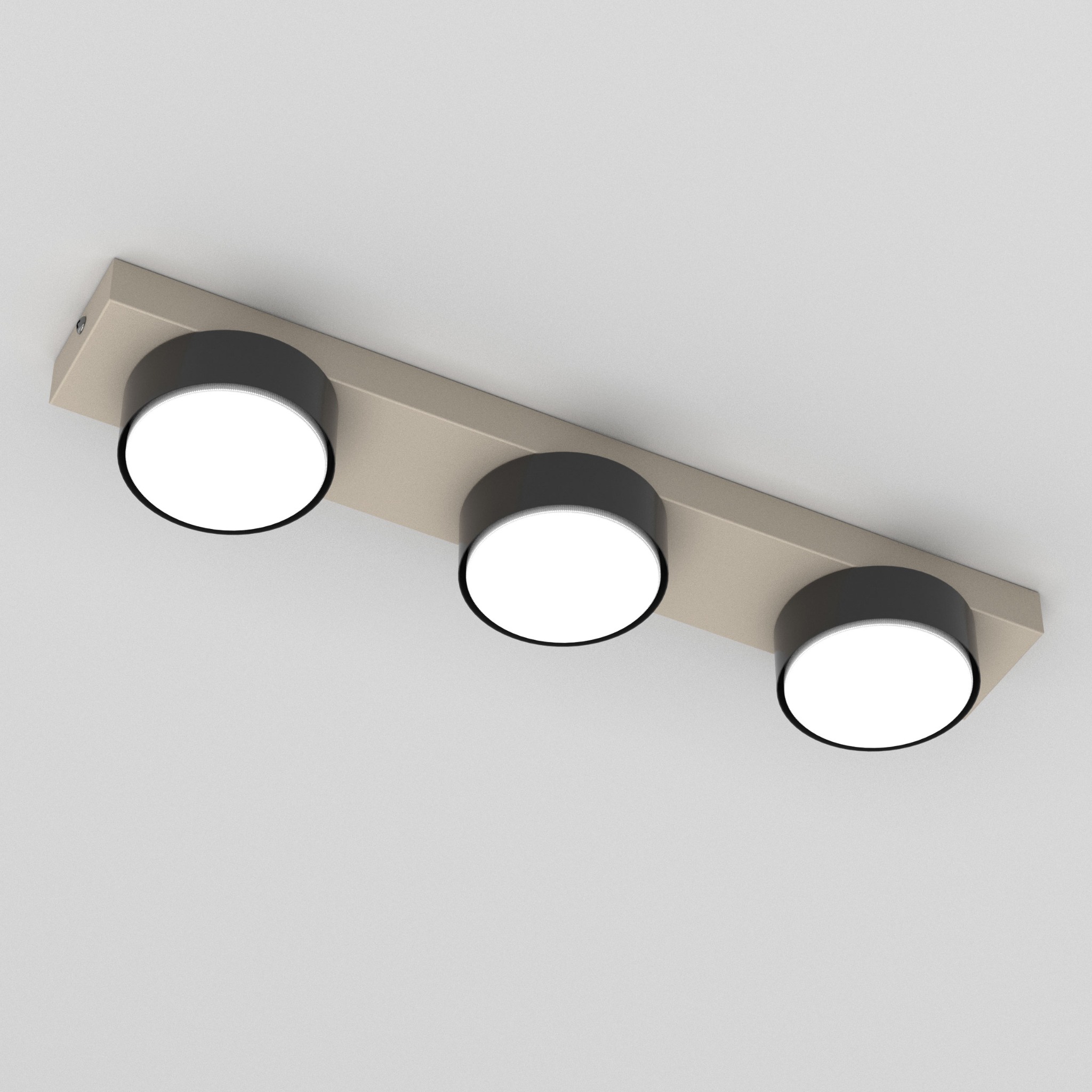 Potrójna lampa sufitowa LED z czarnymi oprawami i beżową listwą montażową, oświetlająca pomieszczenie. Minimalistyczny design, nowoczesne wykończenie.