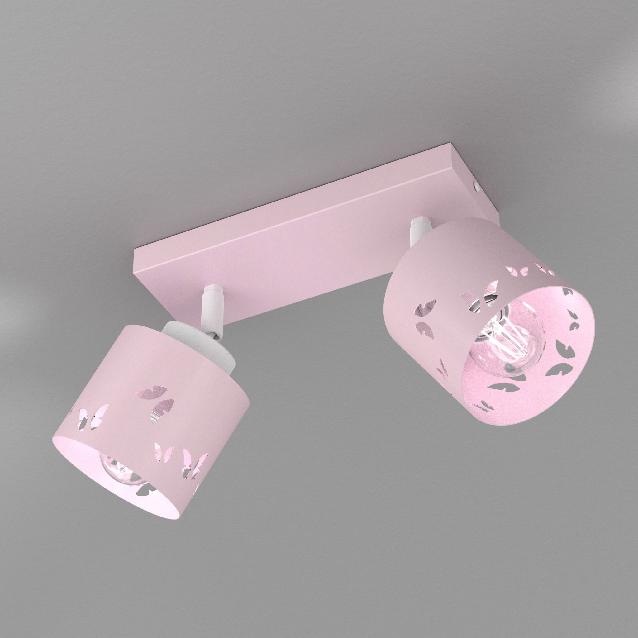 Różowa lampa sufitowa z dwoma reflektorami, z motywem wyciętych motyli, zamontowana na szarym suficie. Nowoczesny design, delikatne światło.