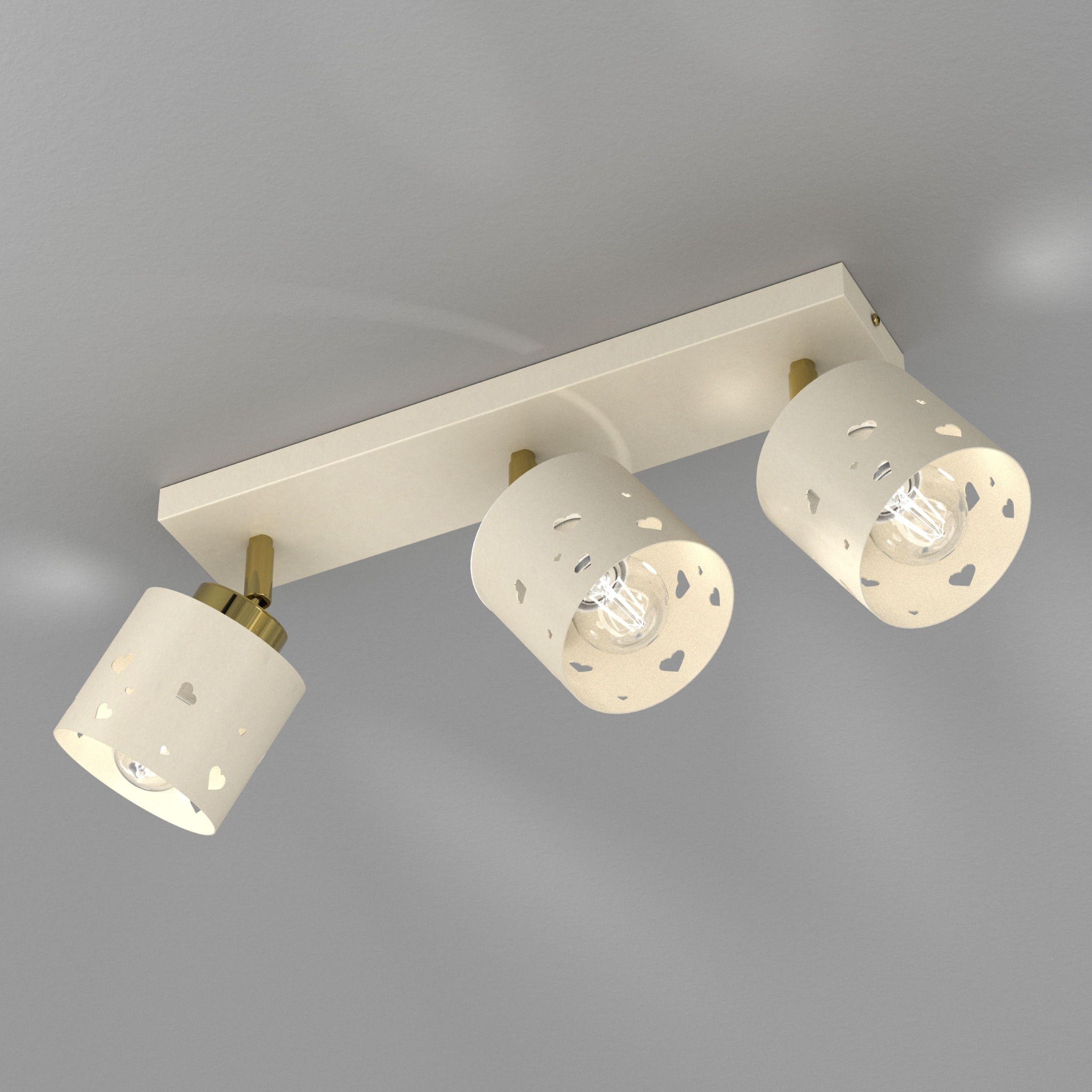 Potrójna lampa sufitowa w odcieniach bieli z dekoracyjnymi wycięciami w kształcie serc, zamontowana na szarym suficie. Widoczne żarówki z włóknami.