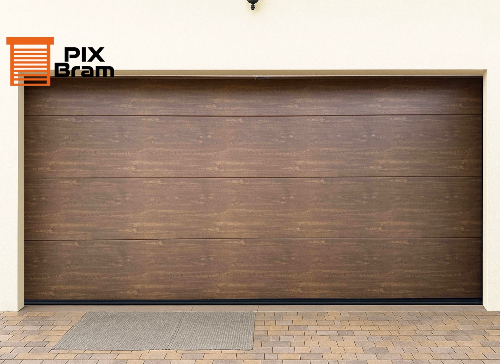 Brązowa brama garażowa segmentowa z poziomymi panelami o fakturze drewna, z logo firmy w lewym górnym rogu, na tle jasnej elewacji i kostki brukowej.