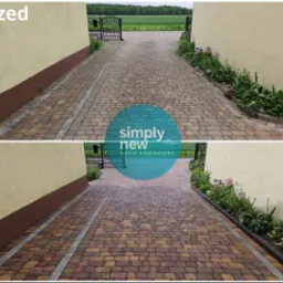 Zdjęcie 'przed i po' czyszczenia kostki brukowej na podjeździe. Widoczne różnice w czystości kostki, otoczenie budynku i brama wjazdowa w tle.