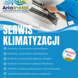 Serwis klimatyzacji: mężczyzna w niebieskiej koszulce czyści filtr klimatyzatora. Widoczny logotyp firmy AriaInstal i oferta promocyjna na montaż.