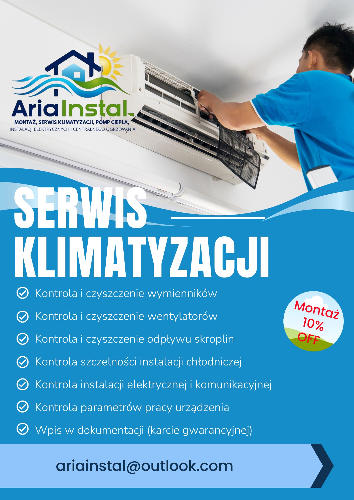 Serwis klimatyzacji: mężczyzna w niebieskiej koszulce czyści filtr klimatyzatora. Widoczny logotyp firmy AriaInstal i oferta promocyjna na montaż.