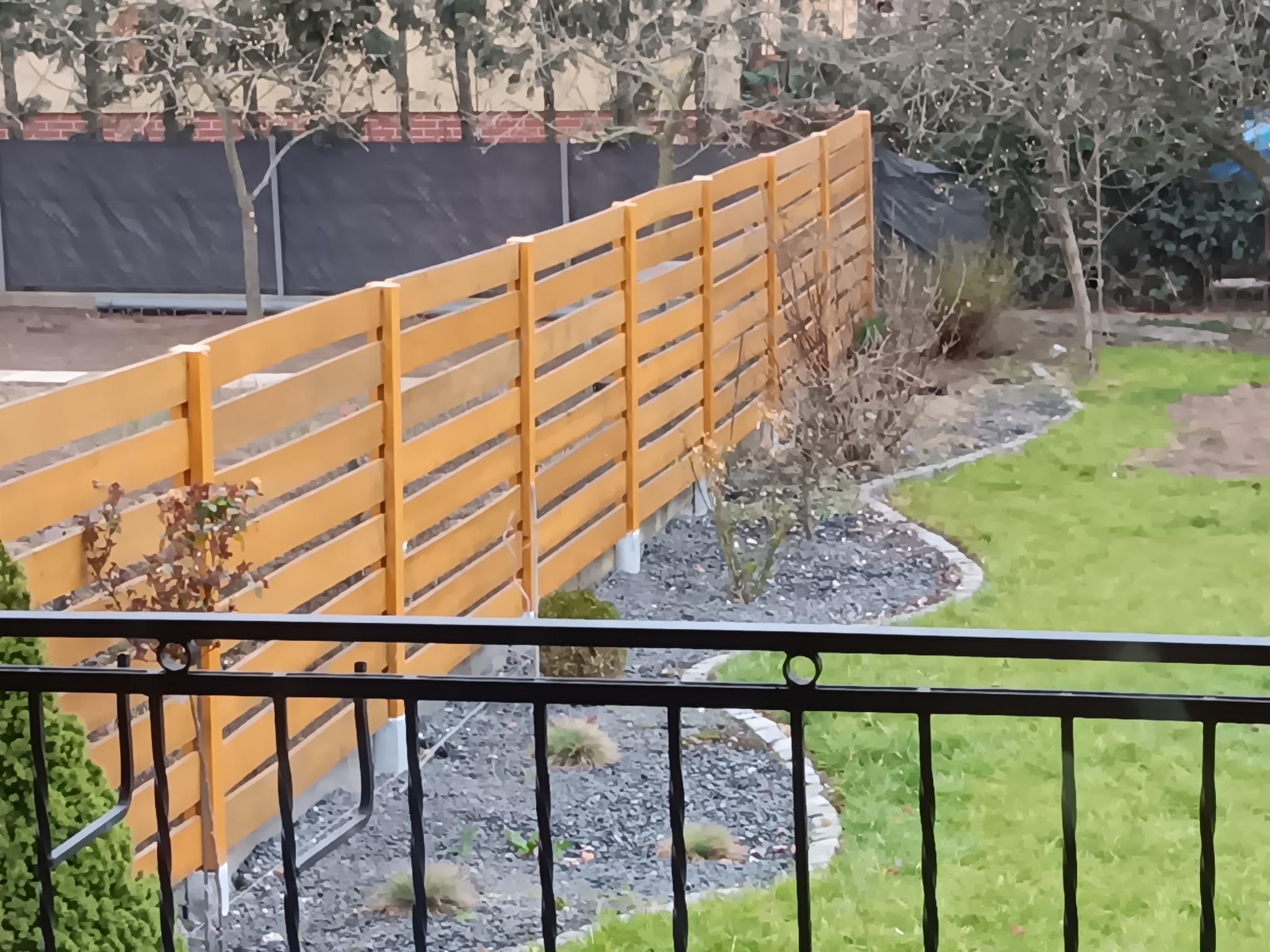 Wykonane ogrodzenie wraz z rabatą