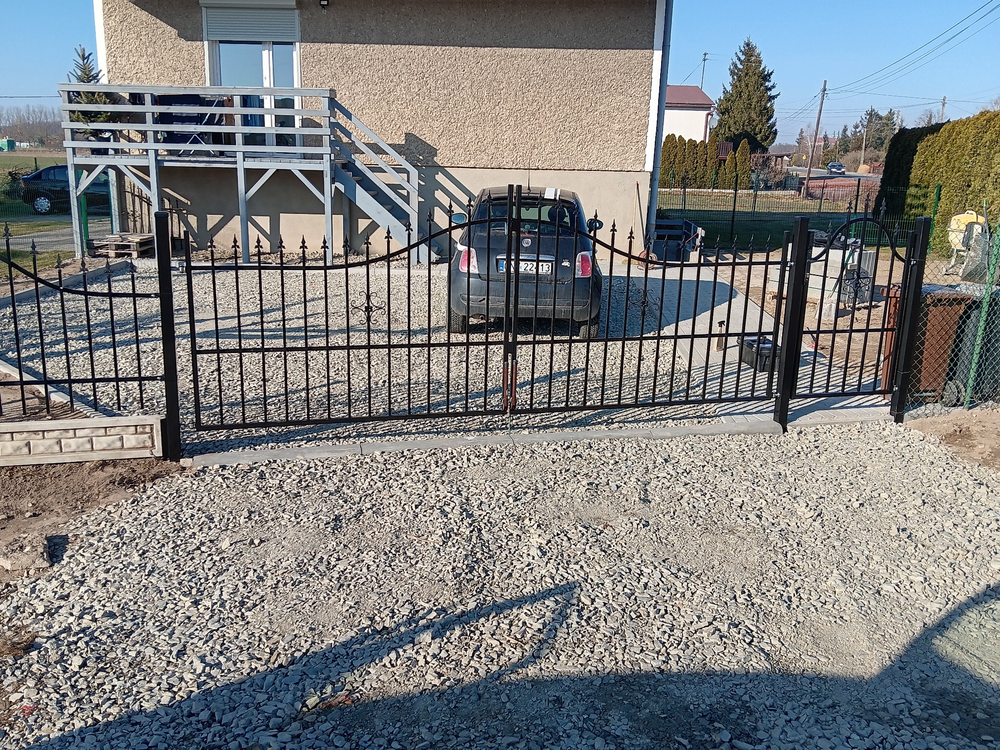 wykonanie podjazdu i ogrodzenia