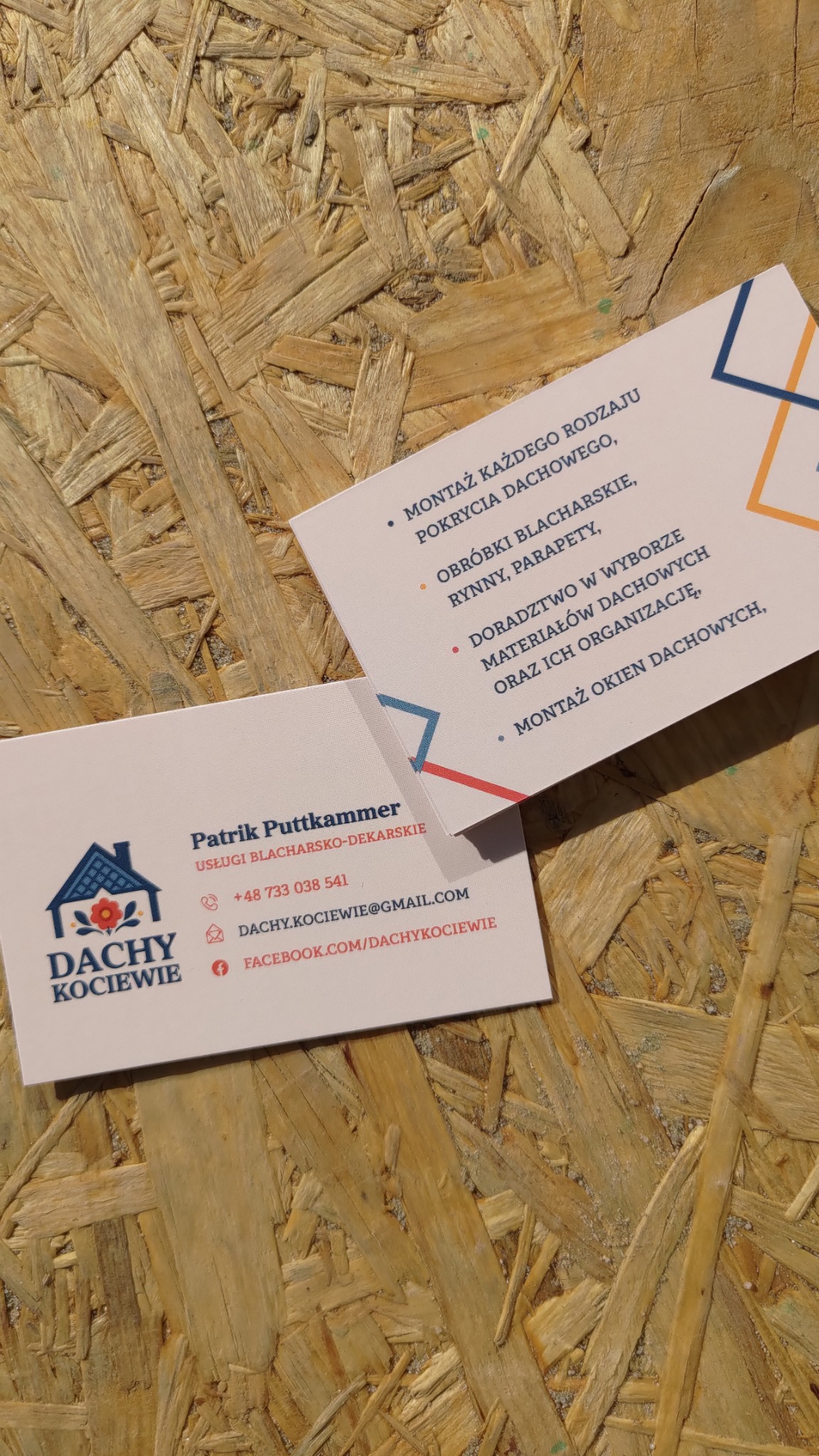 Wizytówki firmy dekarskiej 'Dachy Kociewie' ze Zblewa na tle płyty OSB. Oferta: montaż pokryć dachowych, obróbki blacharskie, rynny, doradztwo i montaż okien dachowych.