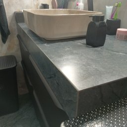 Szafka łazienkowa naszego projektu. Blat z gresu wykończony glifami.