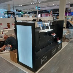 Usługi Montażowe Piotr Wielgus - Montaż regałów wystawowych w salonie sprzedaży produktów kosmetycznych