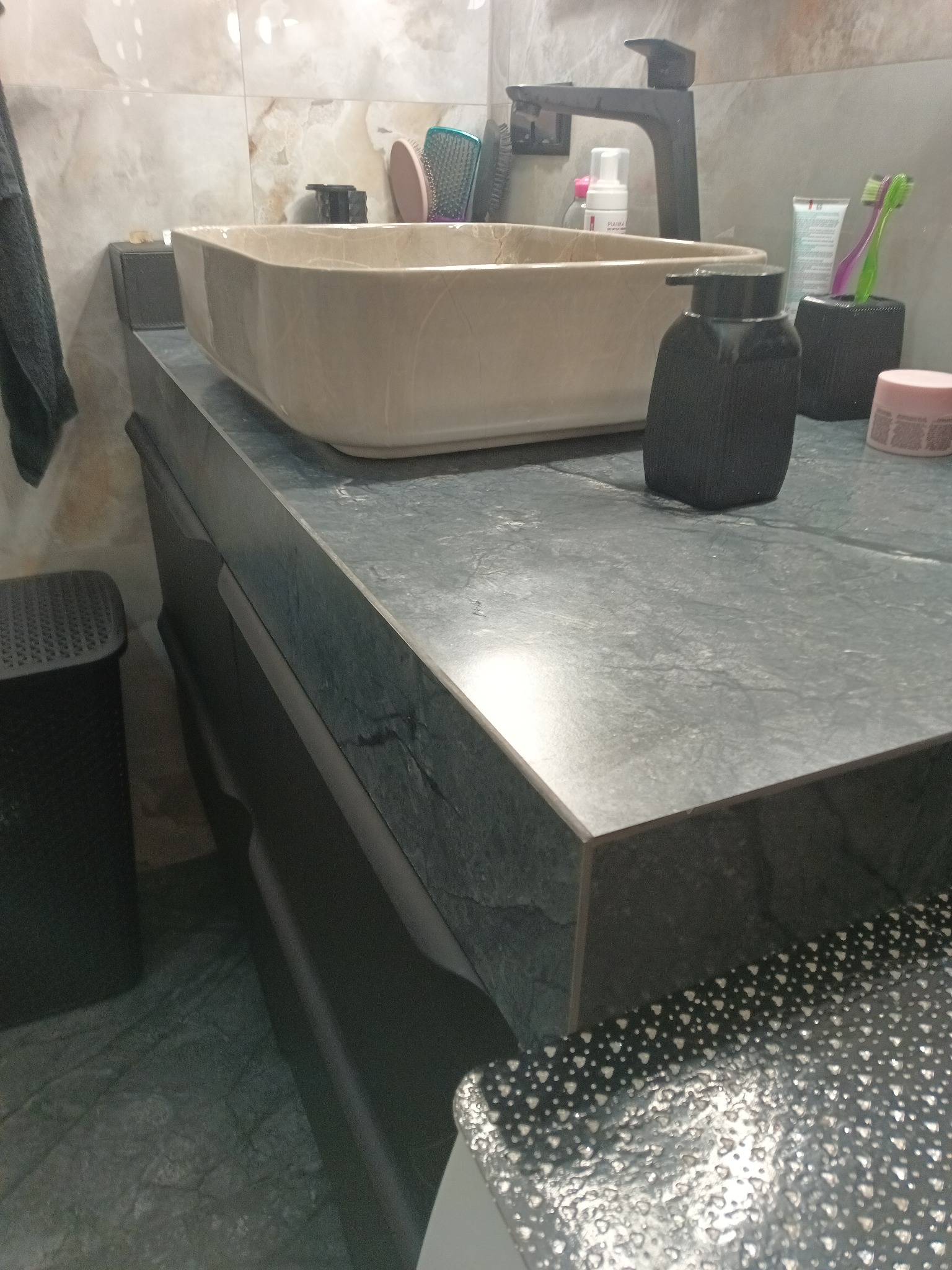 Szafka łazienkowa naszego projektu. Blat z gresu wykończony glifami.