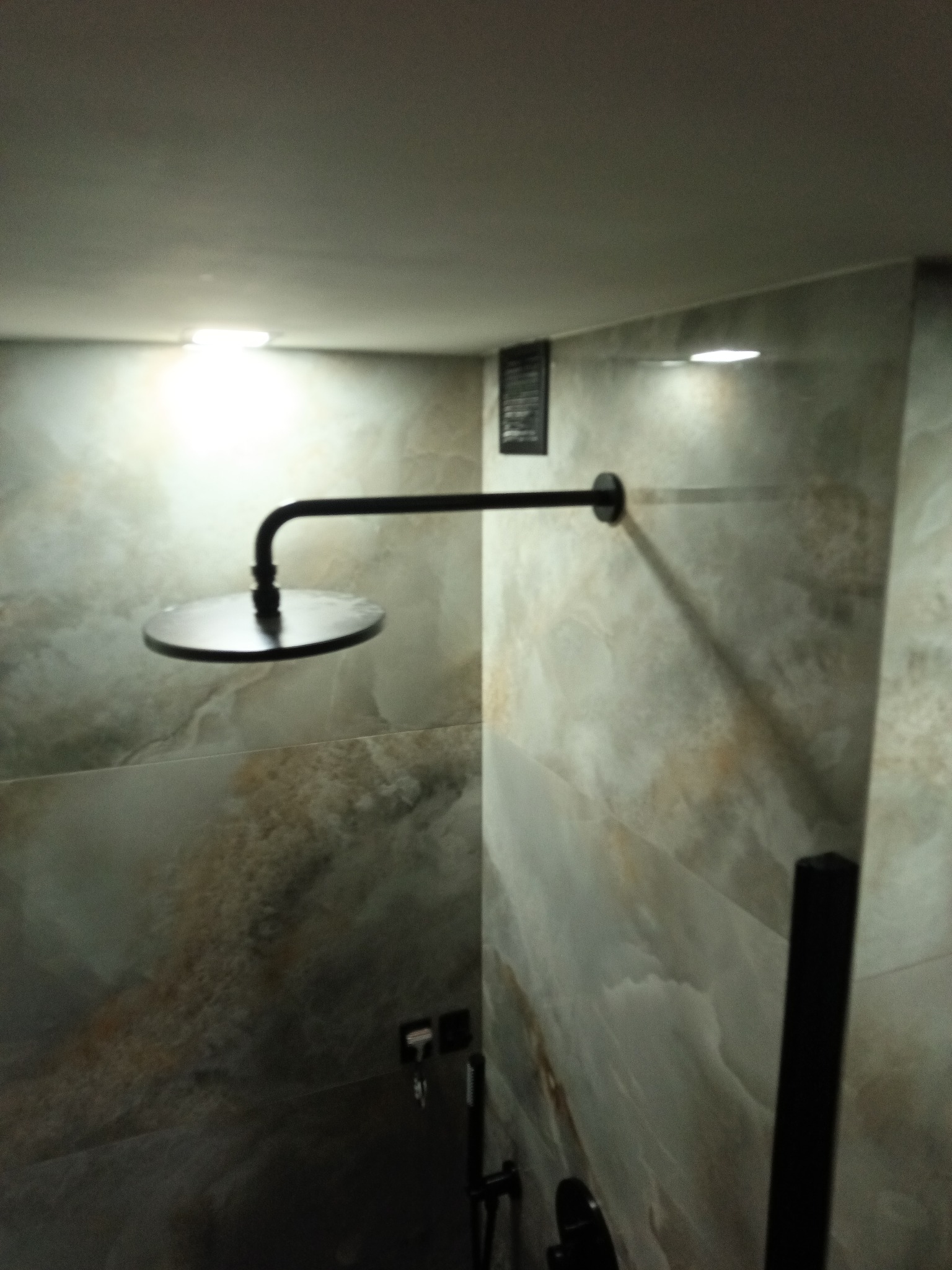 Deszczownica wychodząca z kafli