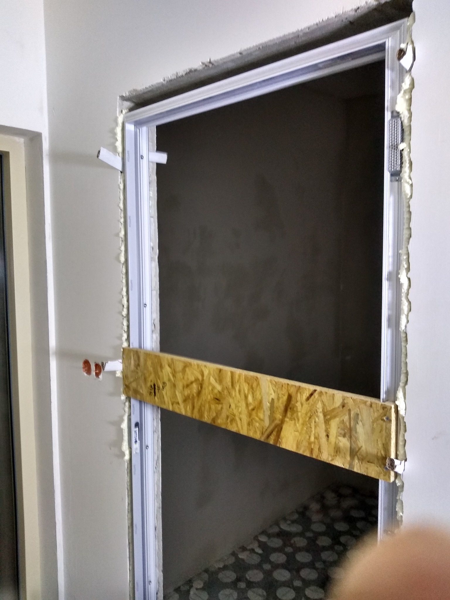 Montaż ramy drzwi ukrytych