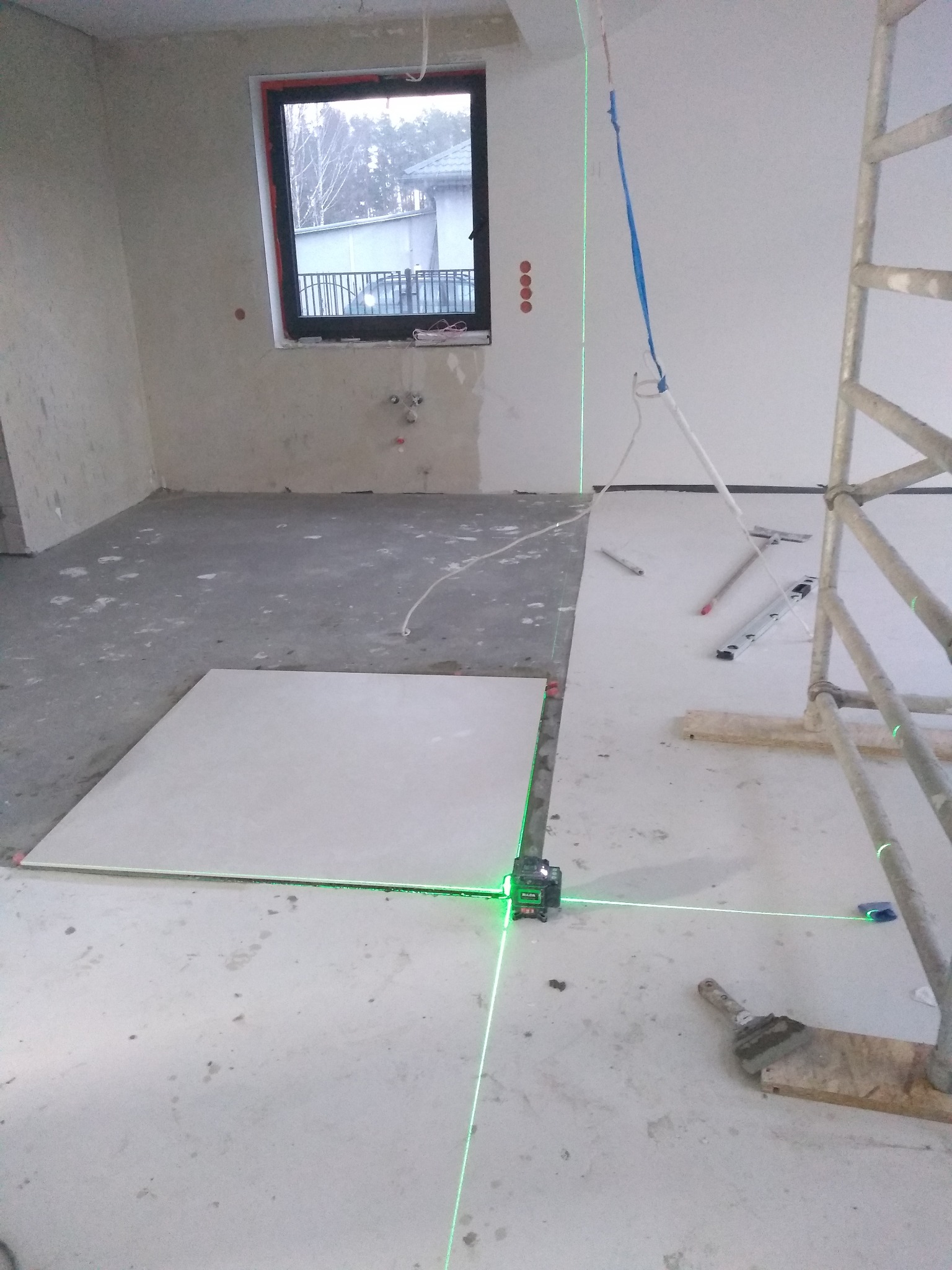 Precyzyjne pozycjonowanie pierwszej płytki wielkoformatowej 120x120