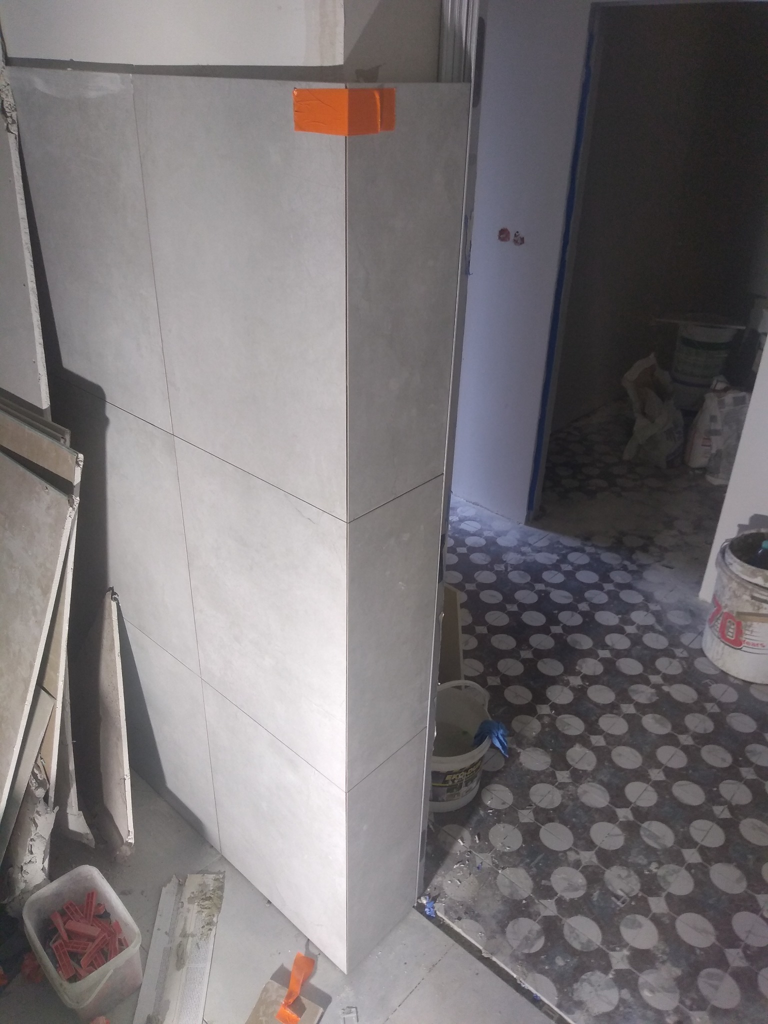 narożniki z gresu z glifami na 45 stopni