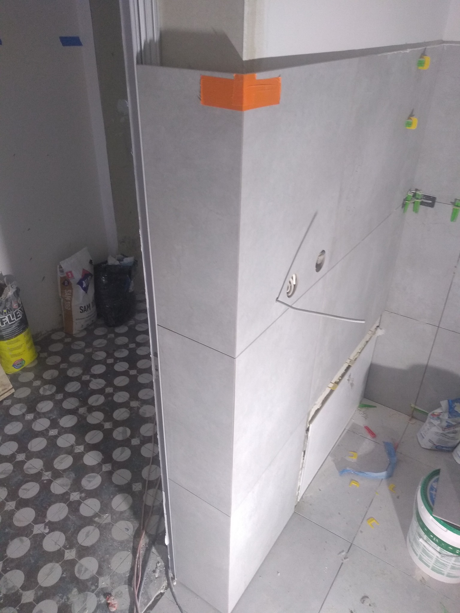 Narożniki gresowe w glifach na 45 stopni jak i precyzyjne otwory na włącznik i czujniki