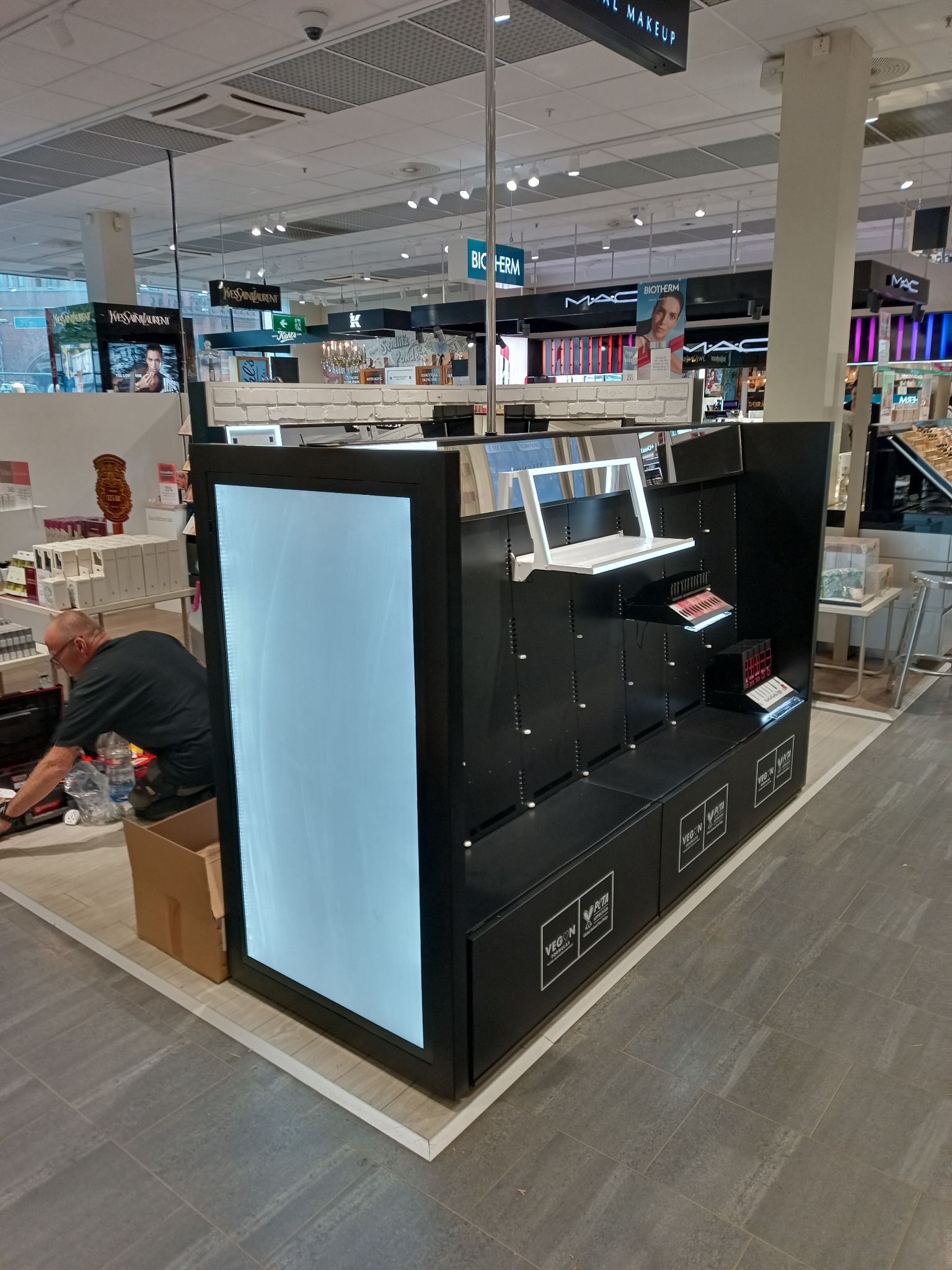 Montaż regałów wystawowych w salonie sprzedaży produktów kosmetycznych