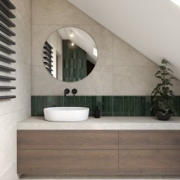 OLTOM WNĘTRZA ALEKSANDRA TOMALA - Nowoczesna łazienka na poddaszu z okrągłym lustrem, ciemnozielonymi płytkami, drewnianą szafką pod umywalką i czarnym grzejnikiem drabinkowym.