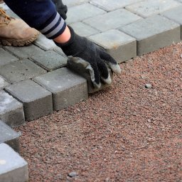 Układanie kostki na podjeździe oraz tarasie.