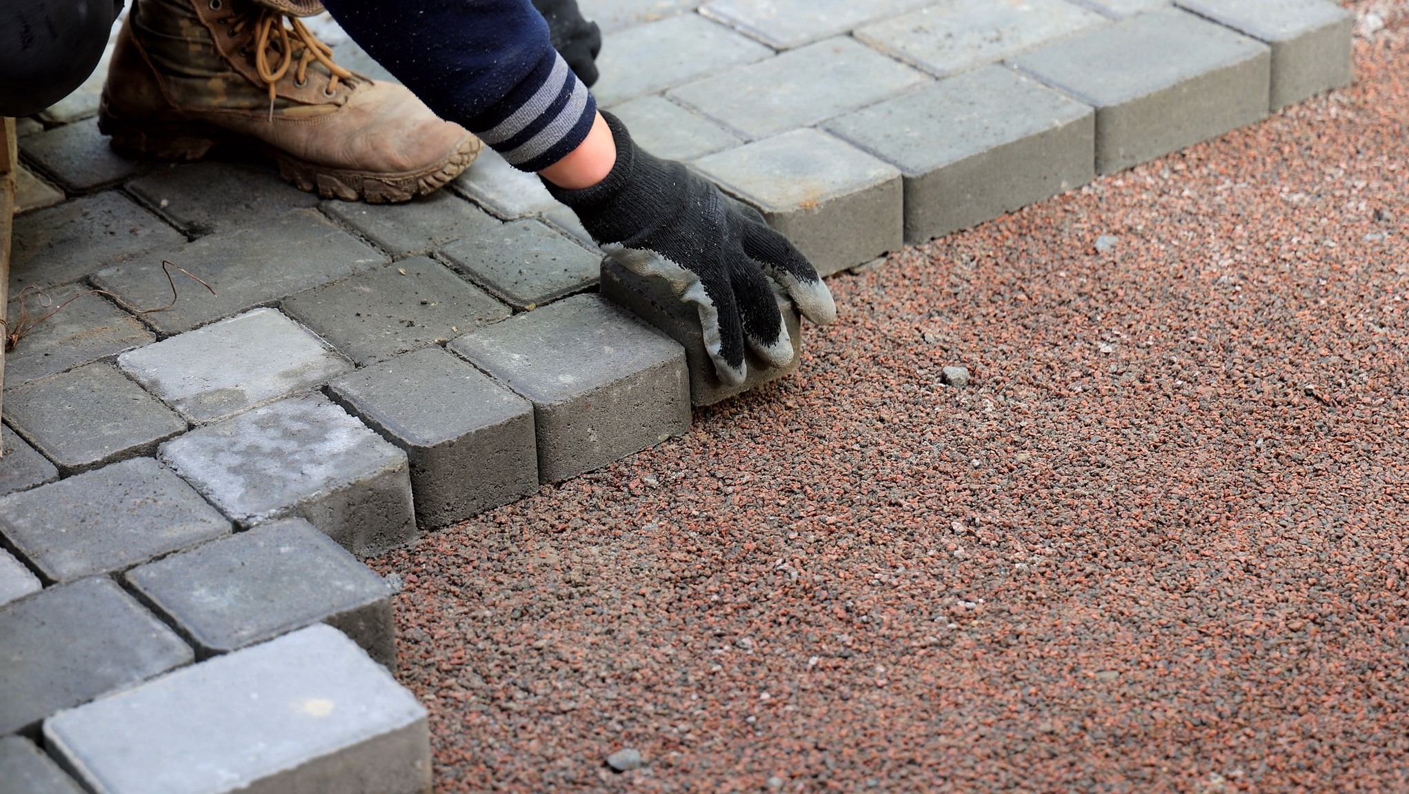Układanie kostki na podjeździe oraz tarasie.