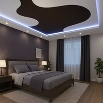 Nowoczesna sypialnia z podwieszanym sufitem w kształcie gitary, podświetlonym listwami LED. Ciemne ściany, szare łóżko i zasłony tworzą spójną całość.