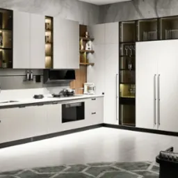 Nowoczesna kuchnia w odcieniach bieli i szarości, z przeszklonymi szafkami górnymi i subtelnym oświetleniem LED, widok na panoramę miasta przez okno.