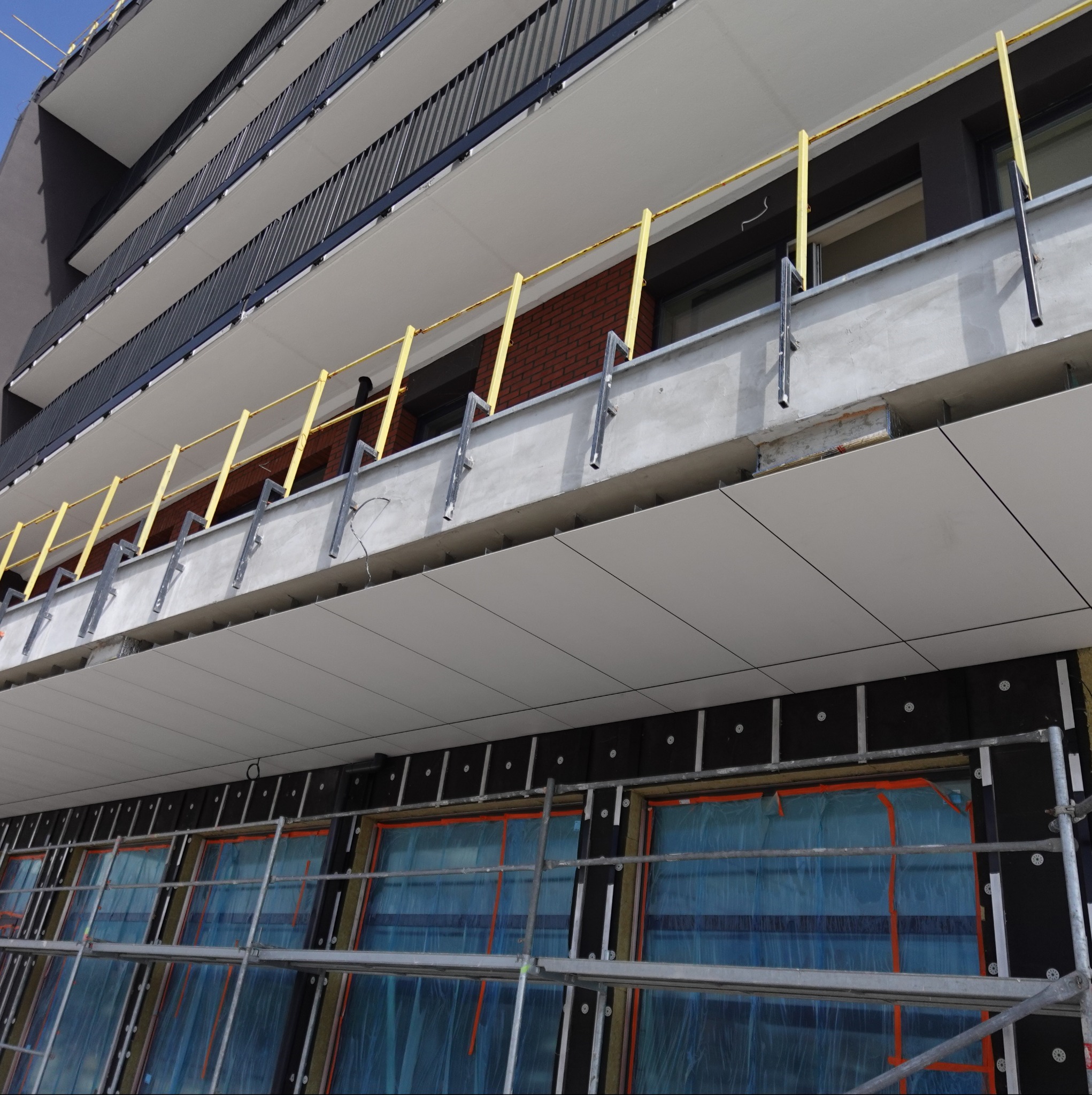 Podcień w systemie elewacji Wentylowanej, okładzina że spieków kwarcowych