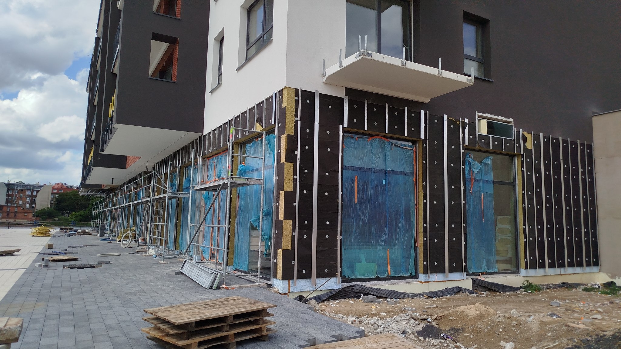 Konstrukcja wsporcza+izolacja z wełny skalnej pod elewację wentylowaną