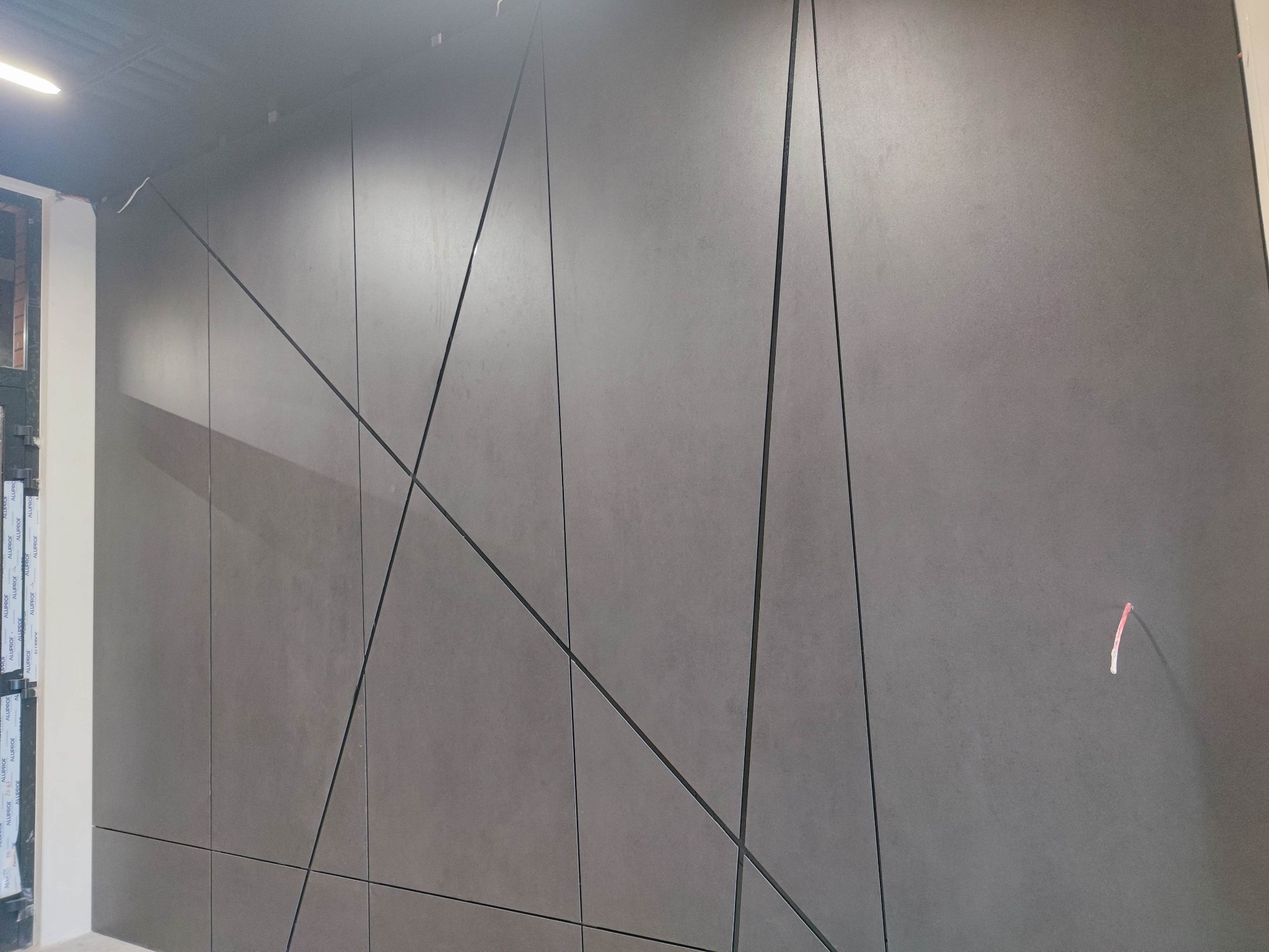 Fasada wentylowana Ścianka w holu przed wejściem do klatki schodowej