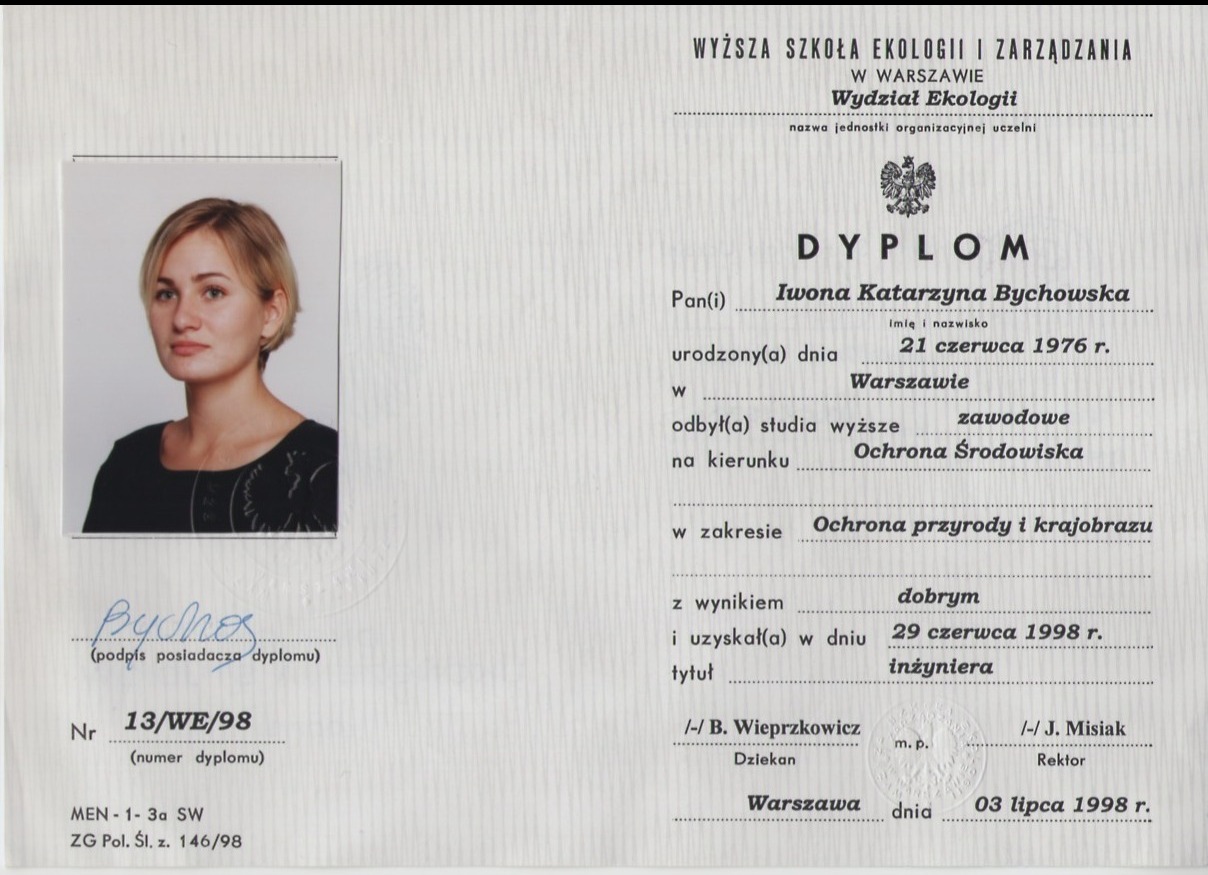 Skan dyplomu ukończenia studiów wyższych. Widoczny portret kobiety, dane osobowe, nazwa uczelni: Wyższa Szkoła Ekologii i Zarządzania w Warszawie.