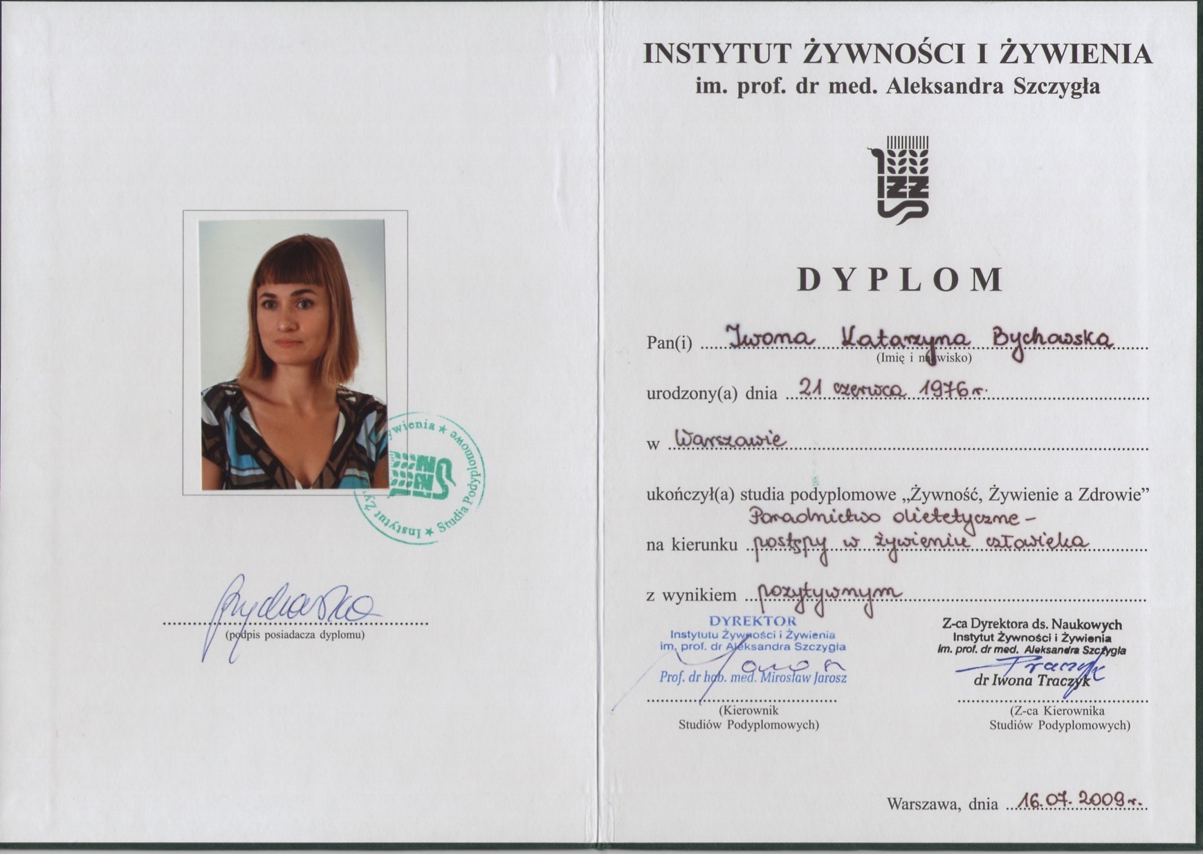 Dyplom ukończenia studiów podyplomowych z żywienia, z portretem osoby. Dokument z Instytutu Żywności i Żywienia w Warszawie, podpisany i ostemplowany.