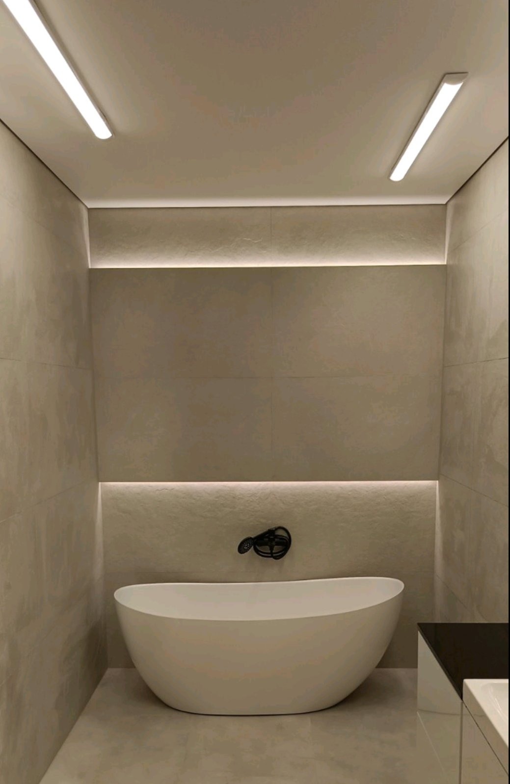 Nowoczesna łazienka z podświetleniem LED wokół sufitu i wnęki, owalna wanna wolnostojąca i czarna bateria. Minimalistyczny design.