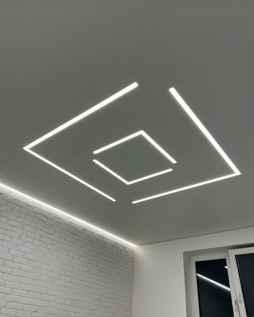 Nowoczesny, biały sufit z wbudowanym oświetleniem LED w kształcie kwadratów, ściana z białej cegły i okno. Minimalistyczny design wnętrza.