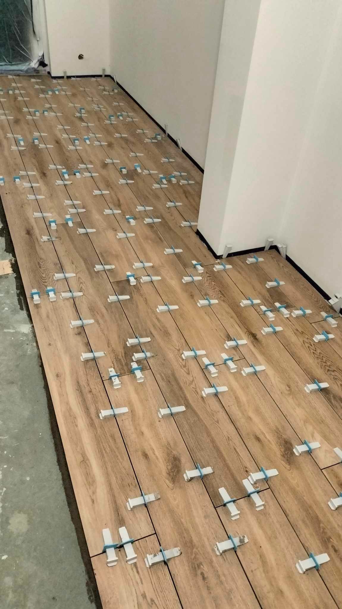 Prace w toku. Salon. Gres drewnopodobny. Lecimy!