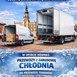 Dominik kukiełka - Dwa busy: dostawczy z windą załadowany kartonami i chłodnia. Tło: Zamość. Oferta przewozów z zabudową chłodniczą, utrzymanie temperatury.