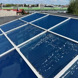 Różnica widoczna gołym okiem – połowa okien już lśni, reszta czeka na mycie.