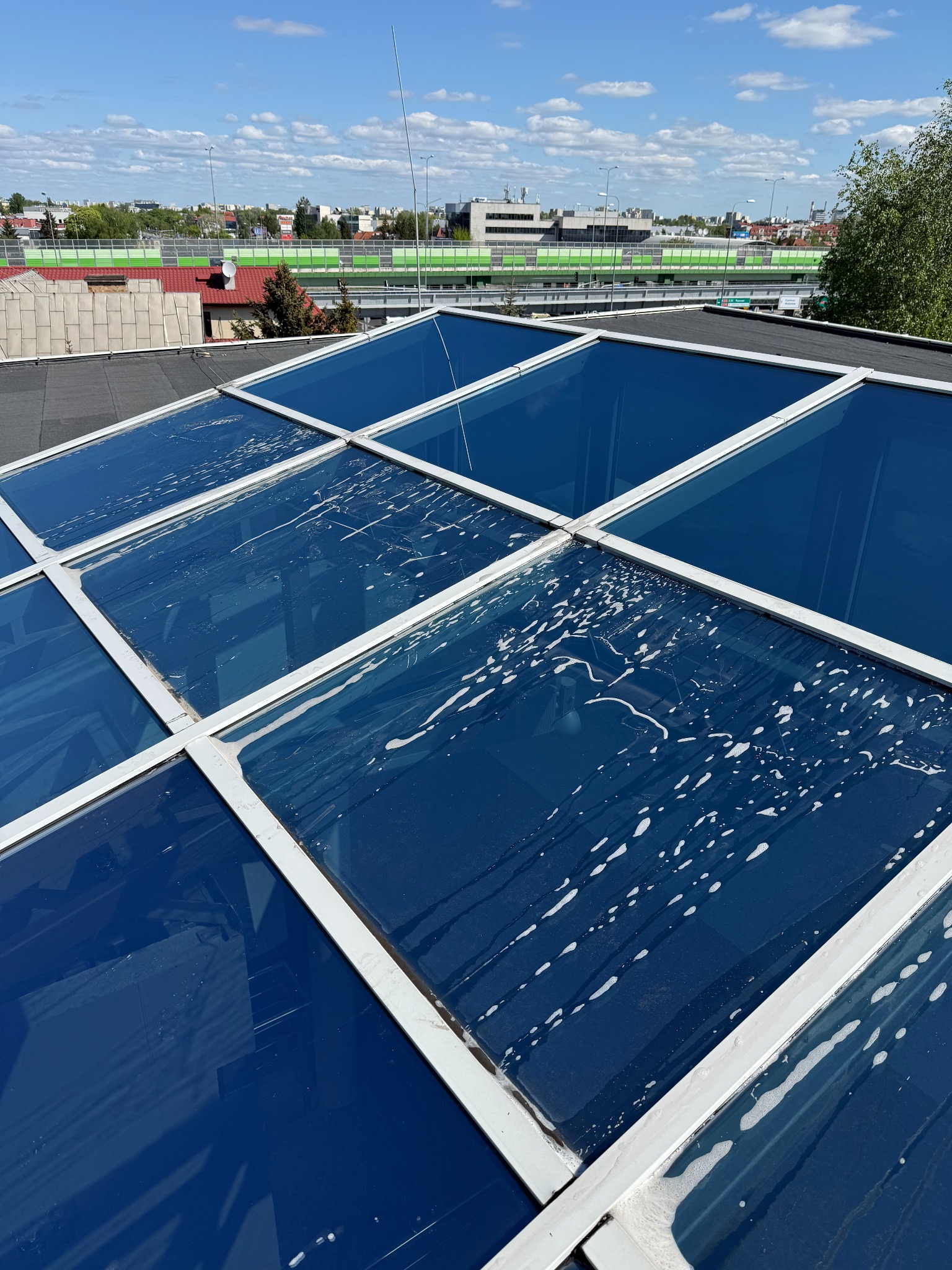 Różnica widoczna gołym okiem – połowa okien już lśni, reszta czeka na mycie.