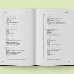 BeePC Ewelina Cholewińska - Rozkładówka książki 'Ostatni Dom' Agaty Kasiak z fragmentami tekstu w formie dialogu. Otwarta książka leży na jasnej powierzchni, ukazując zadrukowane strony.