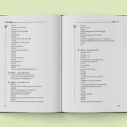 Rozkładówka książki 'Ostatni Dom' Agaty Kasiak z fragmentami tekstu w formie dialogu. Otwarta książka leży na jasnej powierzchni, ukazując zadrukowane strony.