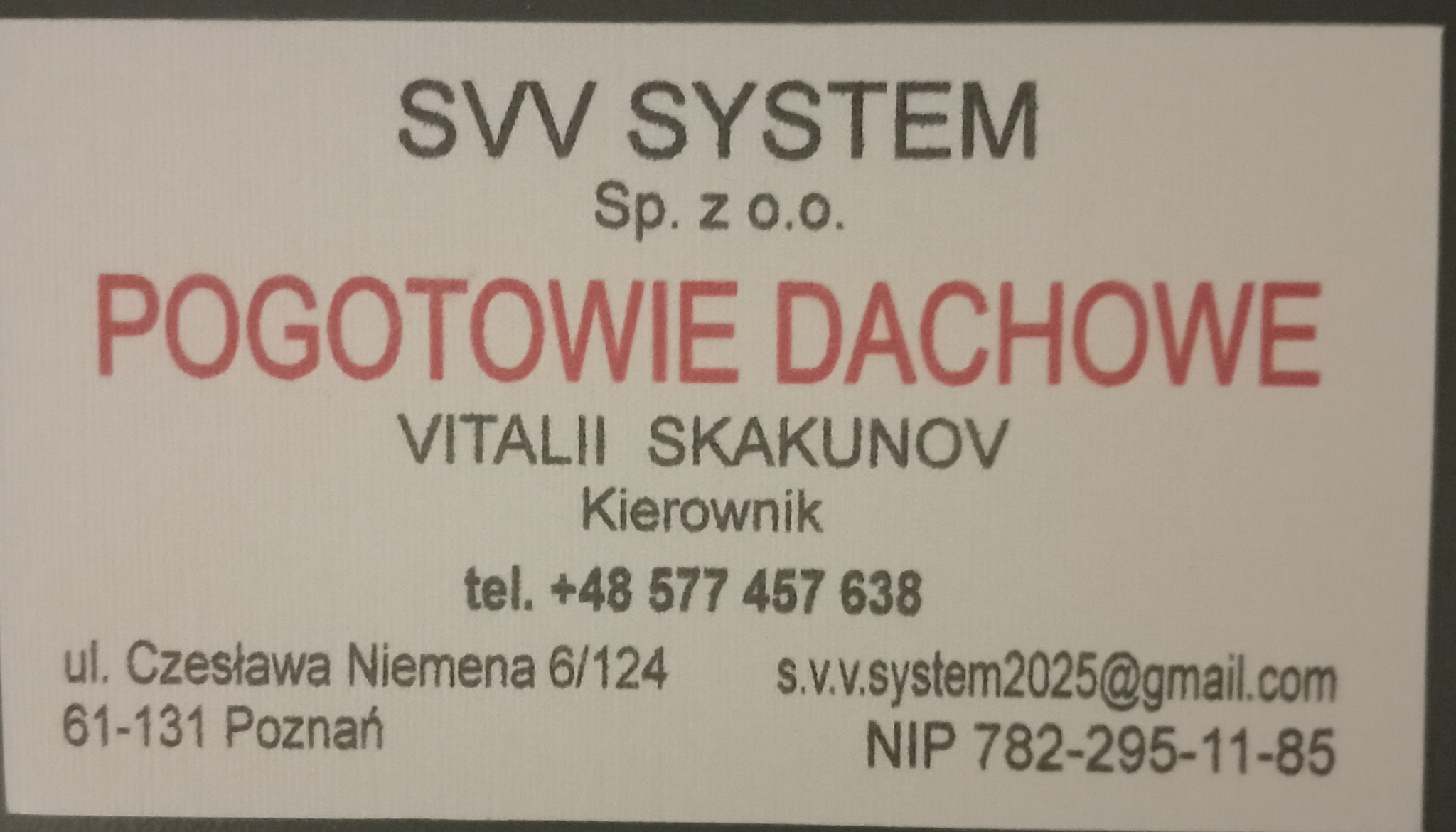 Wizytówka firmy SVV System Sp. z o.o. oferującej pogotowie dachowe, z danymi kontaktowymi i adresem. Kierownik: Vitalii Skakunov.
