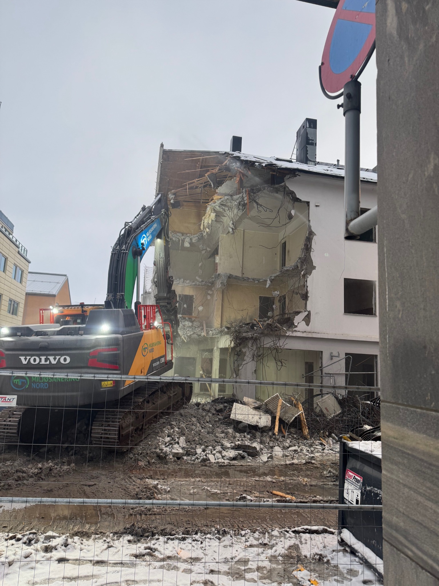 Częściowa rozbiórka budynku mieszkalnego w Choczewie. Na pierwszym planie ciężki sprzęt budowlany firmy Volvo. Widoczne gruzy i elementy konstrukcyjne.