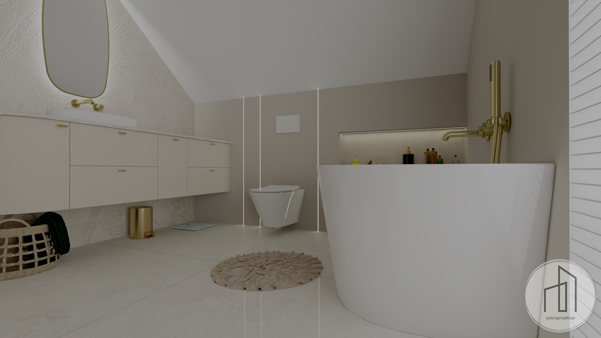 Beżowa łazienka na poddaszu z owalnym lustrem, wiszącą szafką z umywalką, toaletą i wolnostojącą wanną z złotą armaturą. Minimalistyczny dywanik na jasnych płytkach.