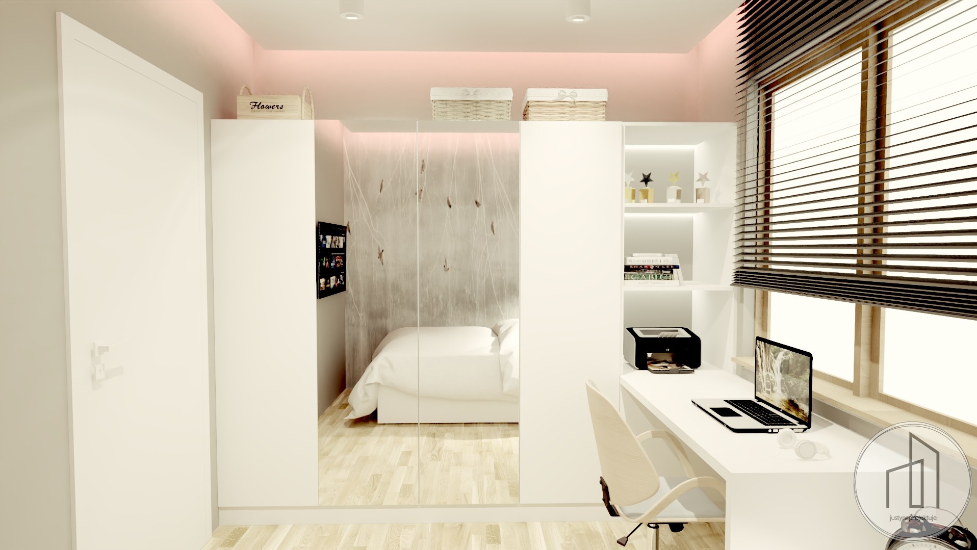 Nowoczesny pokój z szafą wnękową z lustrzanymi drzwiami, biurkiem przy oknie i białymi meblami. Widoczny fragment łóżka i dekoracje na półkach.