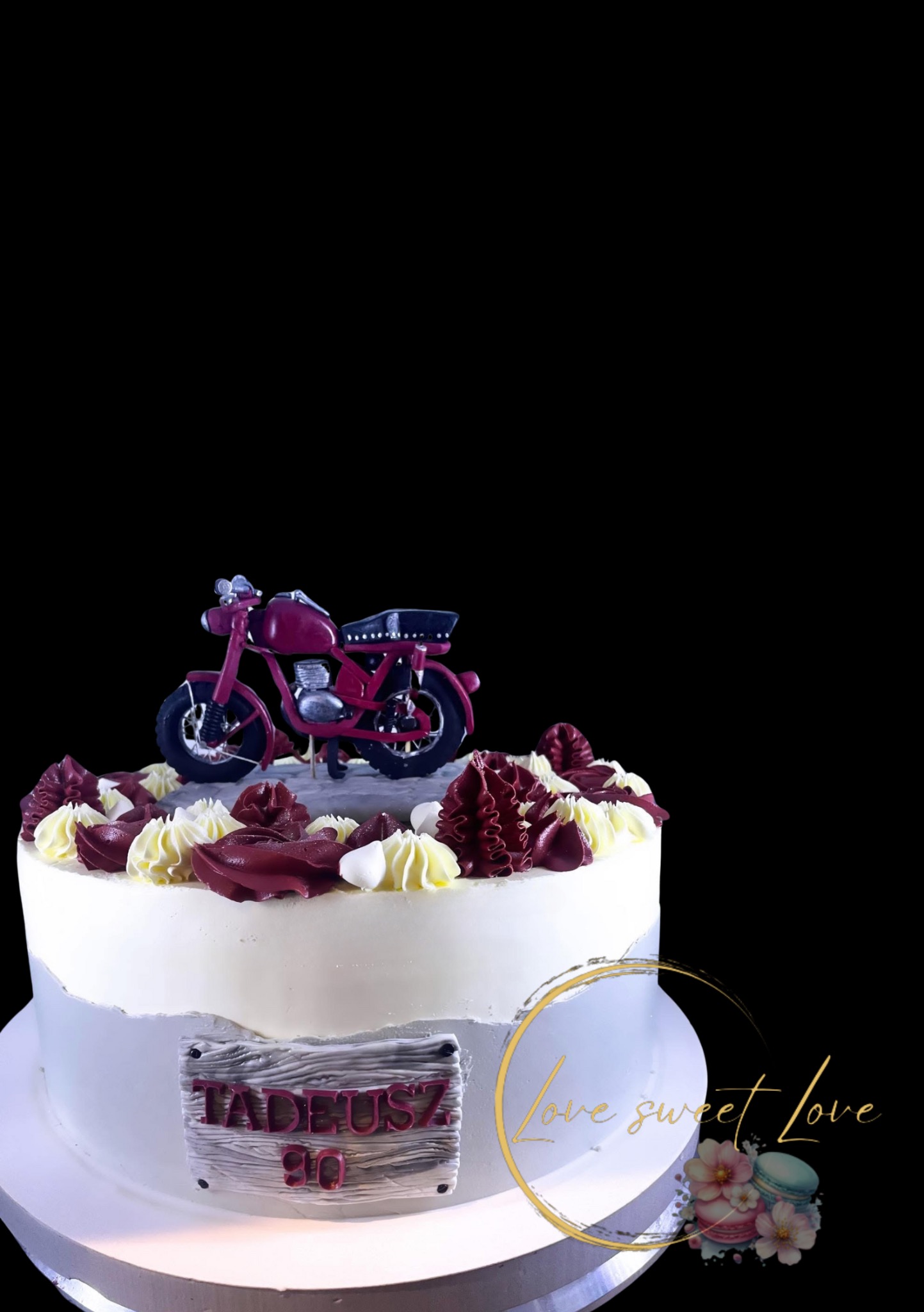 Tort urodzinowy z motocyklem, kremem i tabliczką 'Tadeusz 90', na czarnym tle. Dekoracja cukiernicza w stylu vintage.